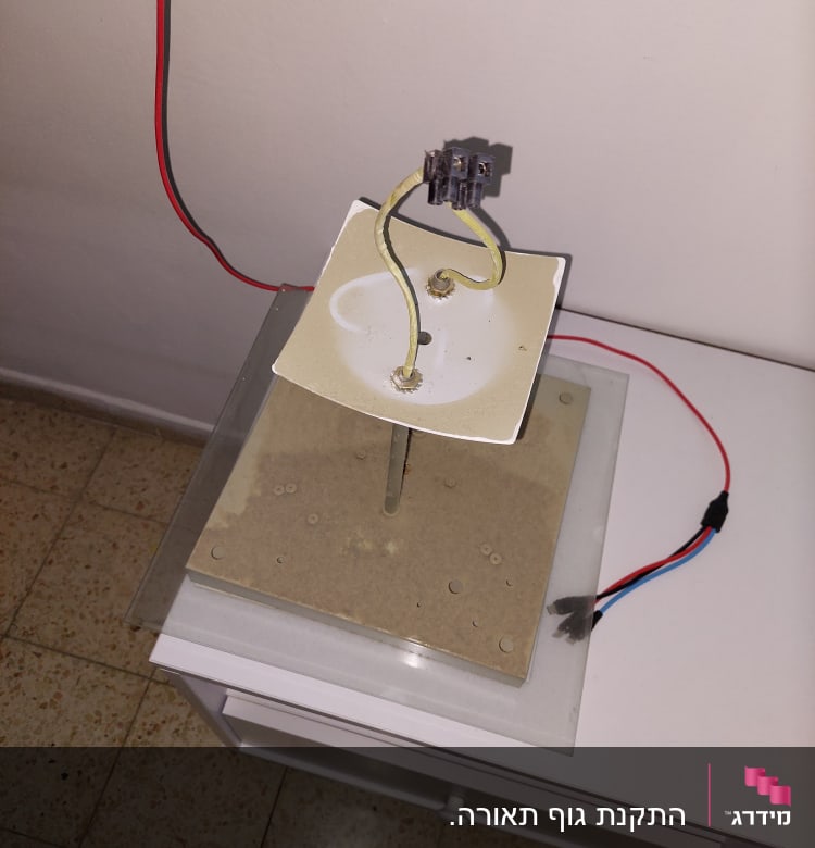 חוטי חשמל מחוברים לתקע על לוח עץ